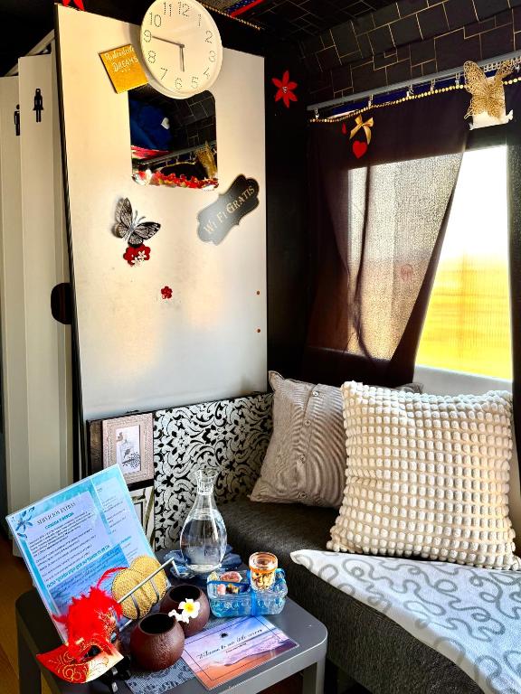 a room with a couch and a table with a clock at Rinconcito Dreams in Tahiche