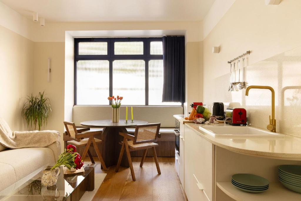 une cuisine et un salon avec une table et un canapé dans l'établissement Jardin des Plantes - Amazing 2BR 4P apartment, à Paris