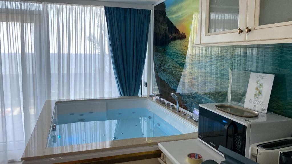 那沃达利Luxury by WhiteTitanicBreeze的房间里有一间带大浴缸的浴室