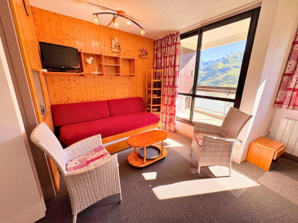 - un salon avec un canapé et des fauteuils rouges dans l'établissement Résidence Origanes - Appartement pour 10 proche des pistes aux Ménuires MAE-4324, aux Menuires