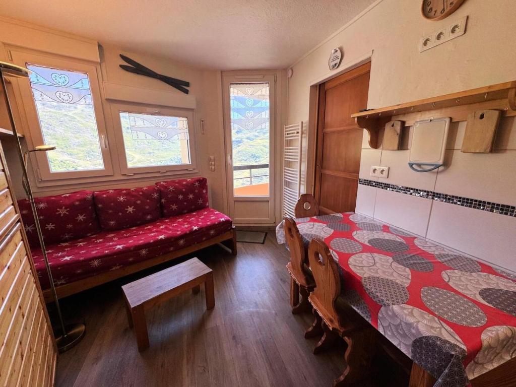 un salon avec un canapé rouge et une table dans l'établissement Résidence Median - Appartement équipé pour 4 personnes aux Ménuires MAE-5544, aux Menuires