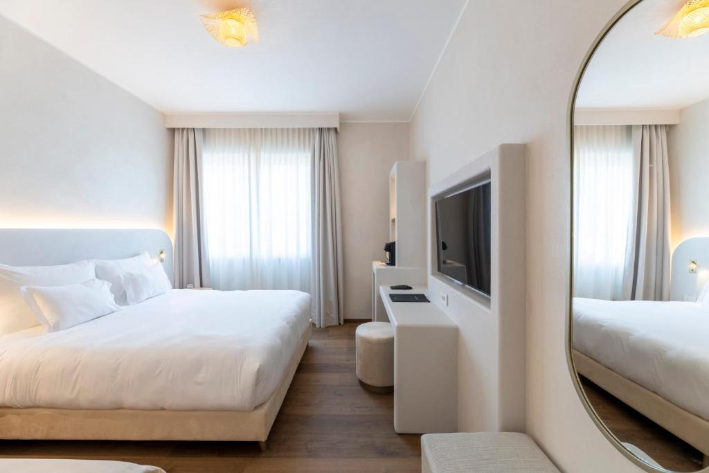 Hi Hotels Sirmione - Lakeview Pool - 1