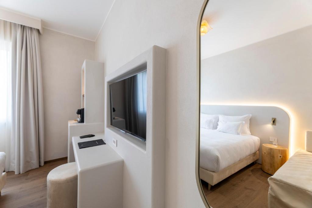 Hi Hotels Sirmione - Lakeview Pool - 4