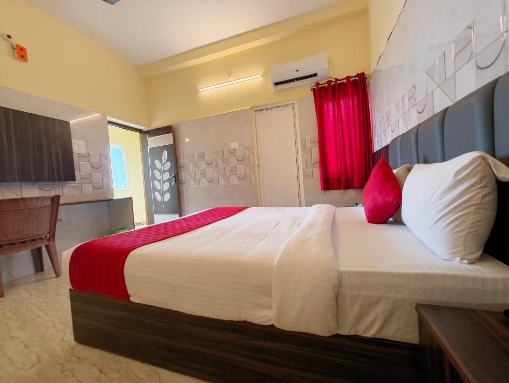 Postel nebo postele na pokoji v ubytování Mayura Inn
