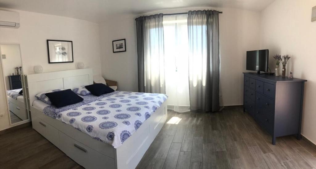 Giường trong phòng chung tại Tiny House for Two in Martinscica - Cres Island