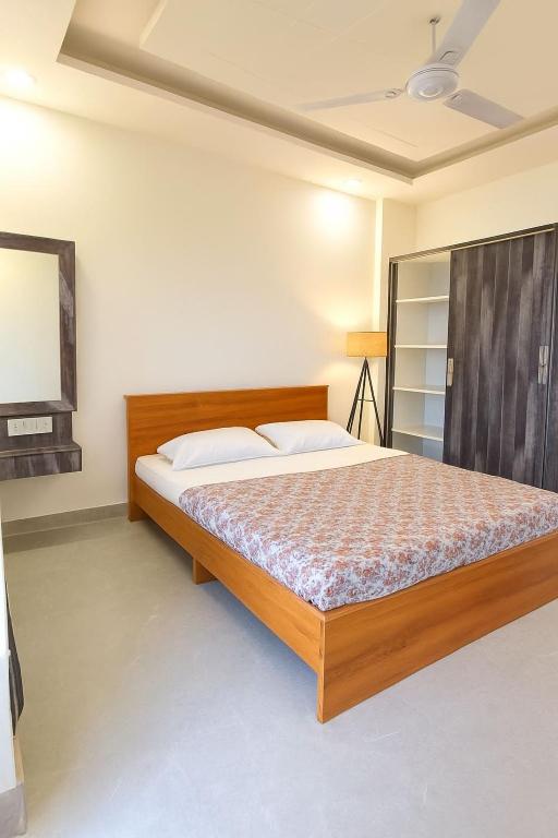 a bedroom with a bed and a flat screen tv at Luxury Apt with Mountain View in Jāmb