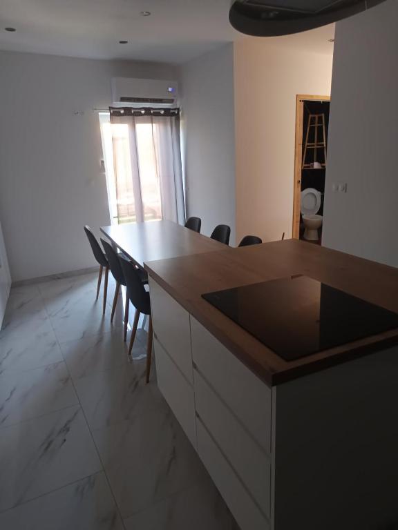 a kitchen with a table and chairs in a room at appartements familial in Vias