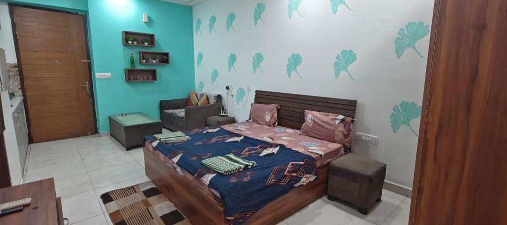 ein Schlafzimmer mit einem Bett in einem Zimmer in der Unterkunft Darshana Studios -Feel the luxury fully furnished in Noida