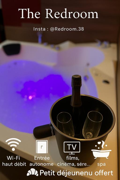 une bouteille de vin dans un pot avec deux verres dans l'établissement Redroom Spa privatif & nuit romantique à deux, à Voiron