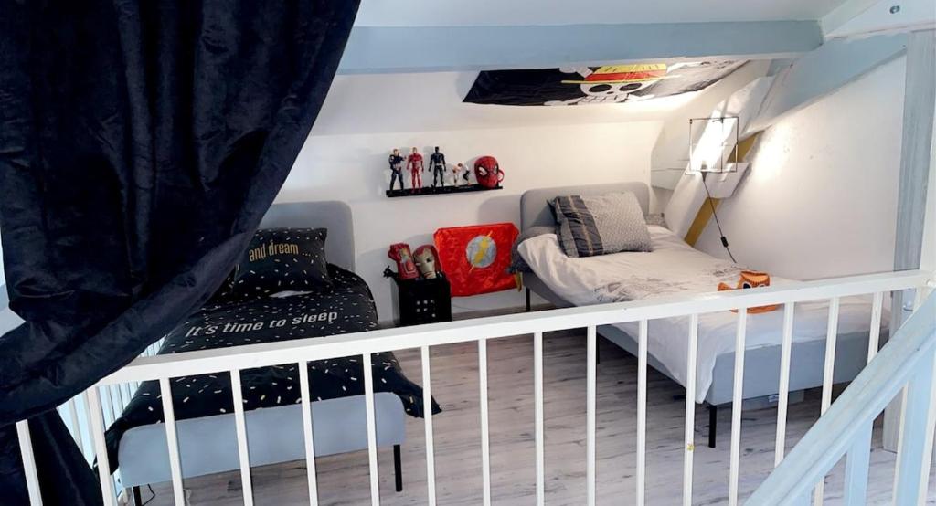 a small room with a bed and a crib at Villa Piscine privée 2 kilomètres Festival 3 parkings - tram in Avignon