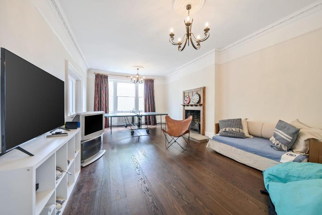 un soggiorno con TV e divano di Ping Pong Flat a Londra