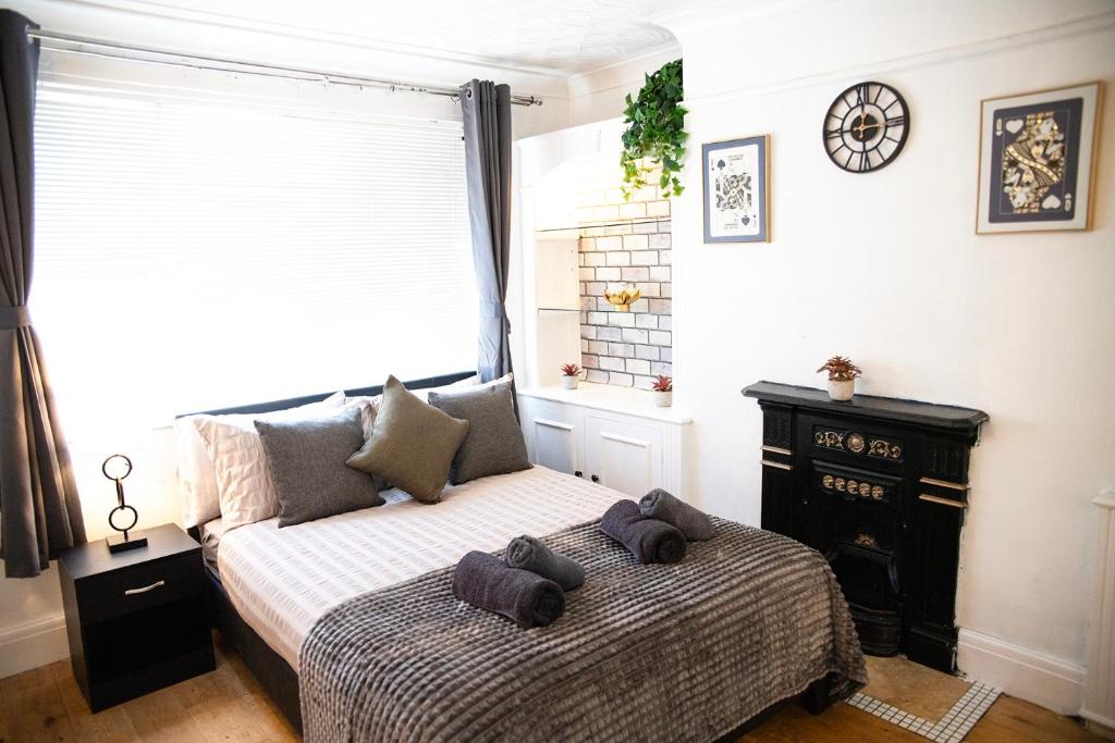 a bedroom with a bed with two towels on it at Brighton & Hove, 4 bedrooms, 5 beds, Garage in Brighton & Hove