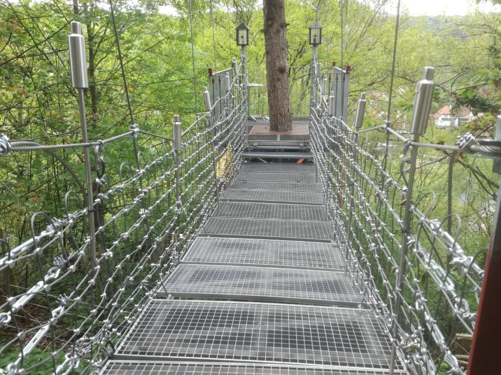 un puente colgante en medio de un parque en Ferienhaus Wasgaublick, en Bundenthal