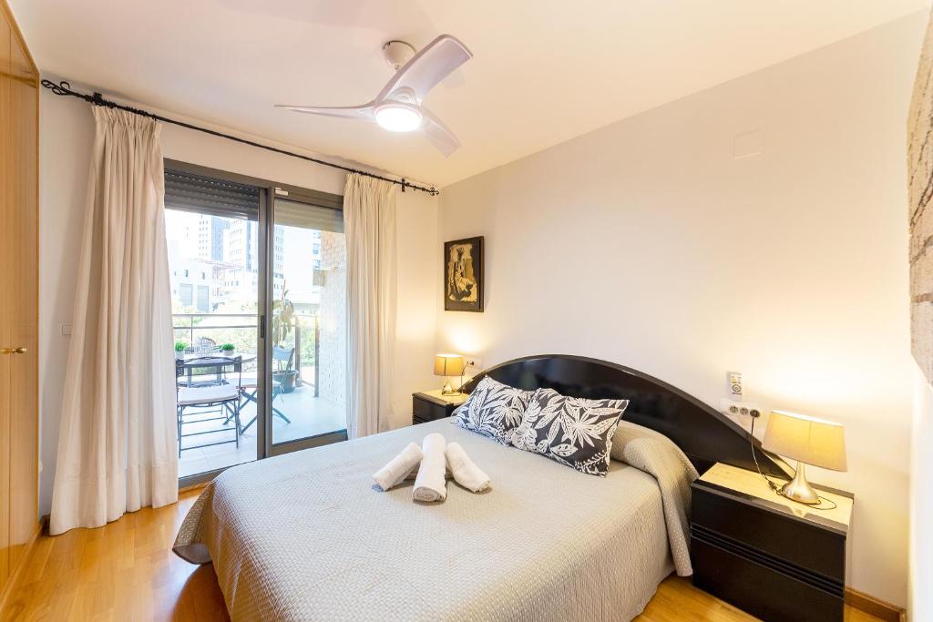 Hotel Apartamento en Av de Francia y CArtes y Ciencias, a bedroom with a bed with two towels on it at Apartamento en Av de Francia y CArtes y Ciencias in Valencia