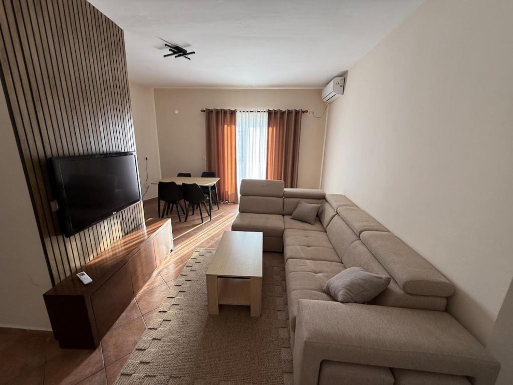 Galería fotográfica de Cozy apartment 1min from the sea en Shëngjin