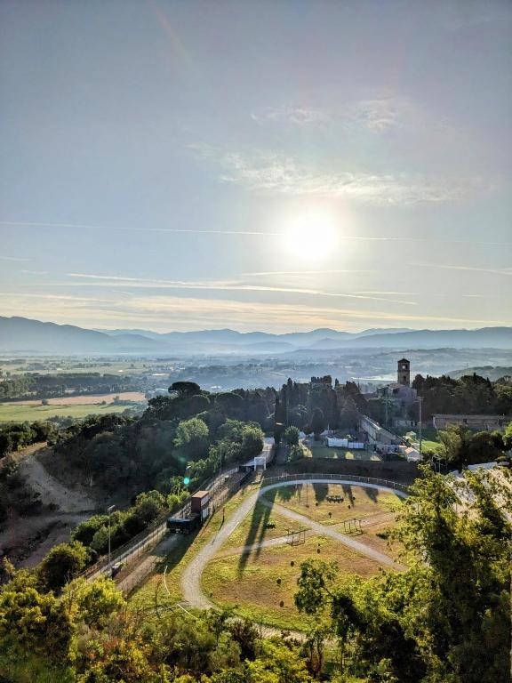 a view of a city with the sun in the sky at Alcova delle Arvolte in Narni