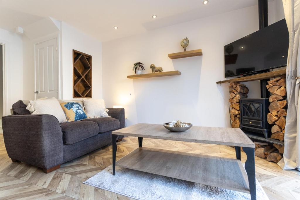 TV a/nebo společenská místnost v ubytování Wheatcroft Sleeps 7 Long Stays Parking and Wi-Fi