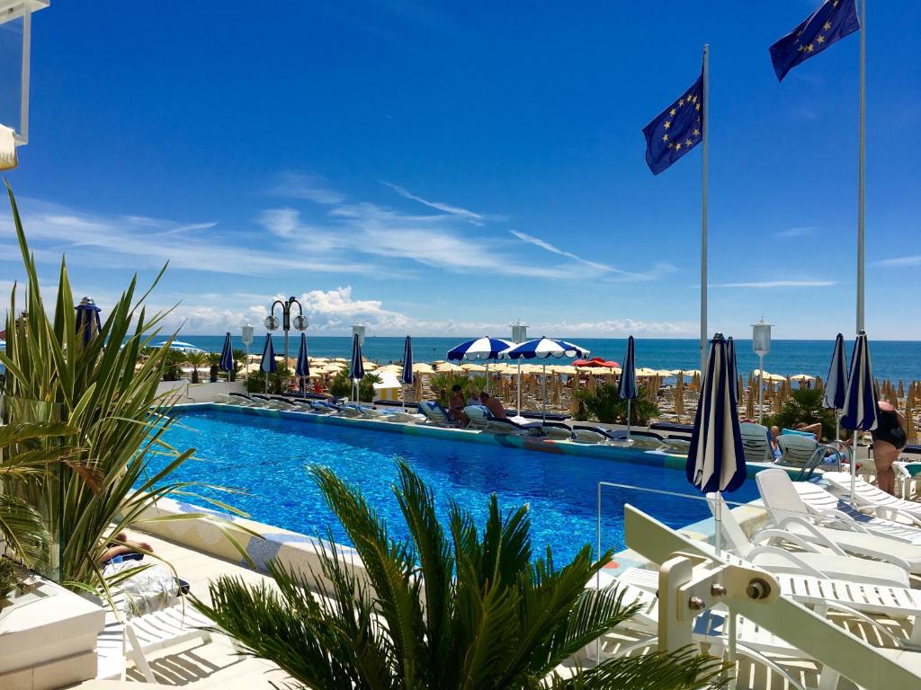 Bazén v ubytování Hotel Anthony nebo v jeho okolí
