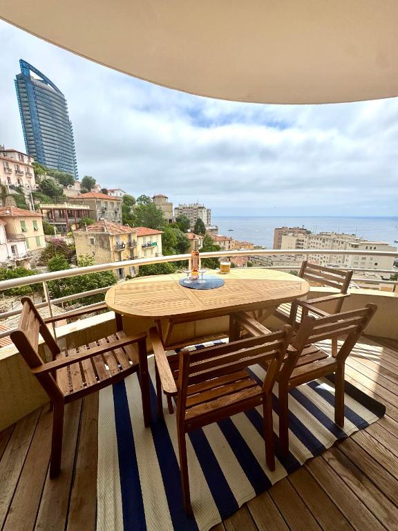 une table et des chaises sur un balcon avec vue dans l'établissement Amazing see view with big balcony near Grimaldi and direct lift to Monaco close to Casino and Larvotto Parking available u, à Beausoleil