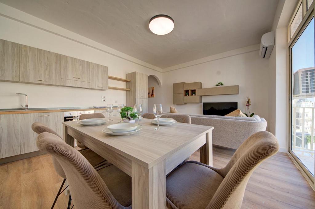 Η κουζίνα ή μικρή κουζίνα στο Contemporary Apartment Steps away from Spinola Bay