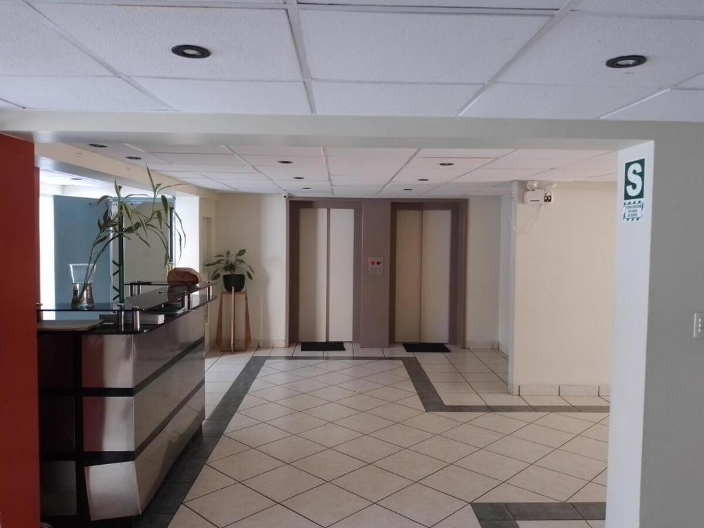 eine leere Bürolobby mit einem Empfangstresen in einem Gebäude in der Unterkunft Miraflores, Lima, apartamento 2 dormitorios in Lima