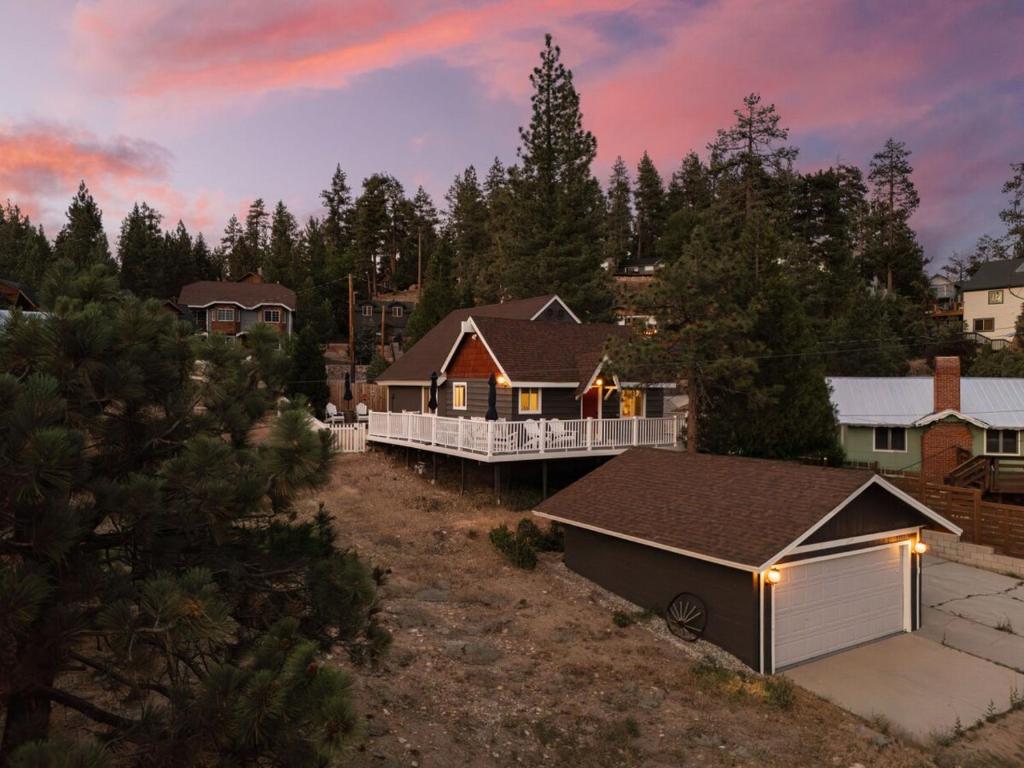 een huis met een garage in een tuin bij Blissful Bay Cabin in Big Bear Lake