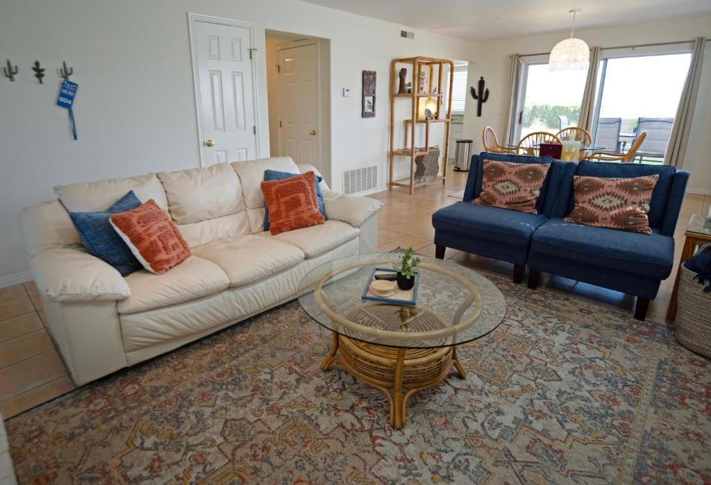 Posezení v ubytování Cozy 3 Br Las Palmas Resort Hot Tub Pool & Parking