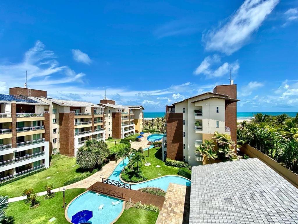 une vue aérienne d'un complexe d'appartements avec piscine dans l'établissement Sweet Home at the Beach - Next to Beach Park, à Aquiraz
