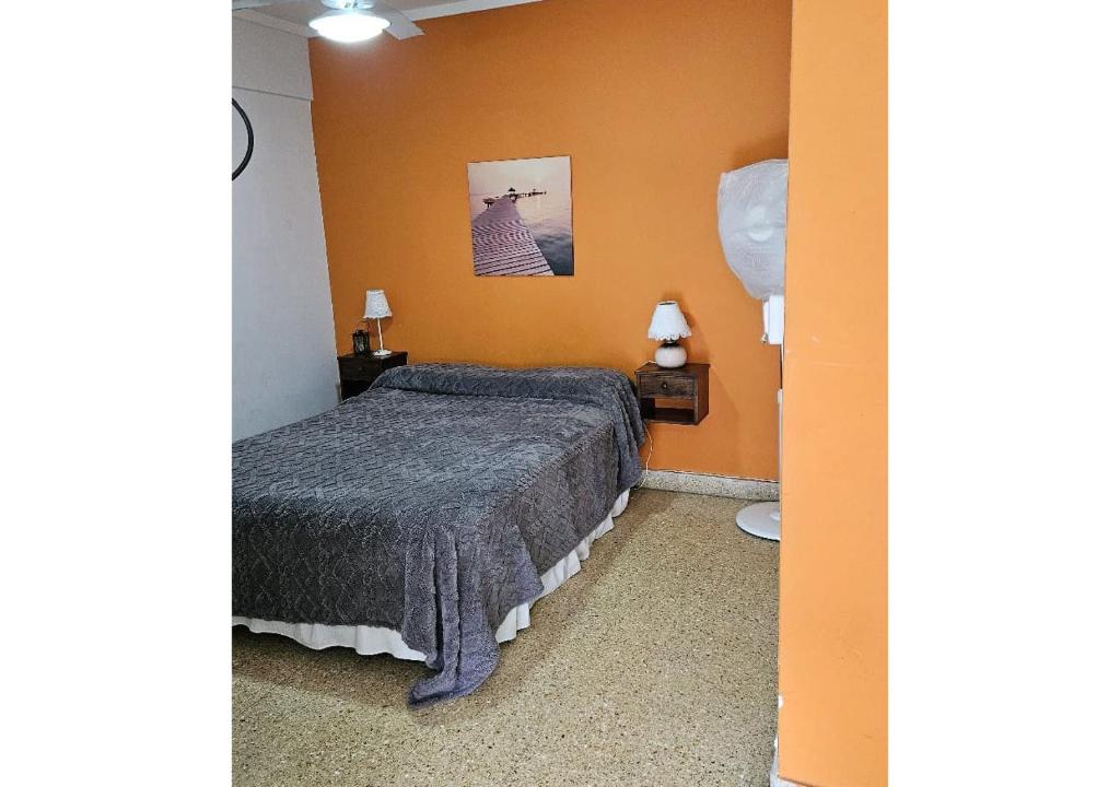 - une chambre avec un lit et des toilettes dans l'établissement MDQ viva!, à Mar del Plata