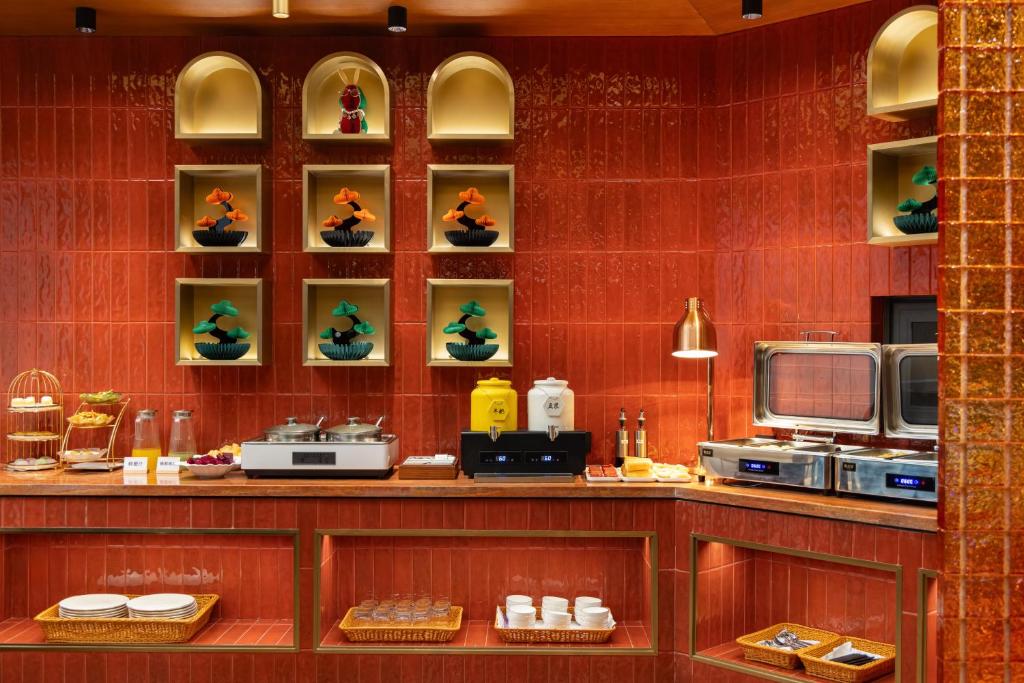 لابی و فضای عمومی Enjoy Hotel Beijing Sanyuanqiao Metro-free AIR Mattress -free Night Snacks -free 24h Iced Beverages - تصویر ۵