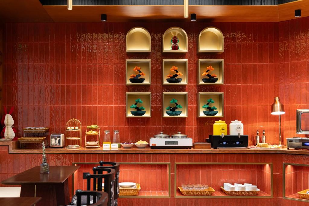 امکانات Enjoy Hotel Beijing Sanyuanqiao Metro-free AIR Mattress -free Night Snacks -free 24h Iced Beverages - تصویر ۴