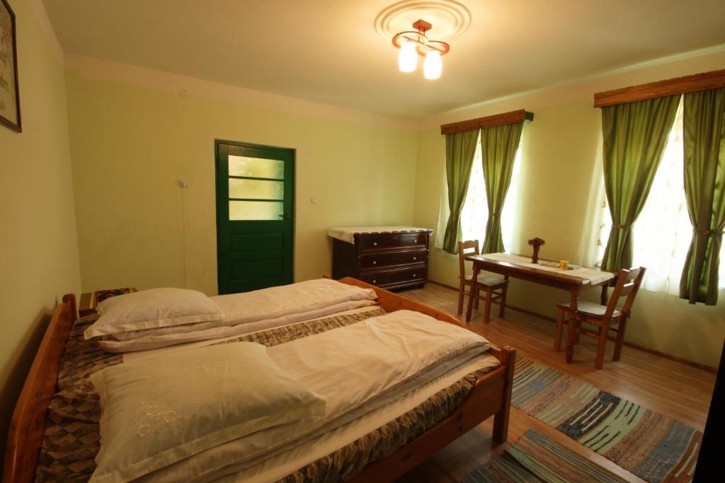 Un pat sau paturi într-o cameră la Tri Feresti