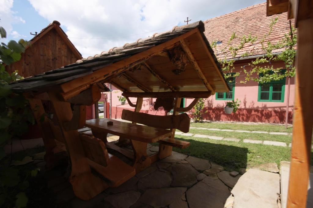 Nespecifikovaný výhled na hory nebo výhled na hory při pohledu z venkovského domu