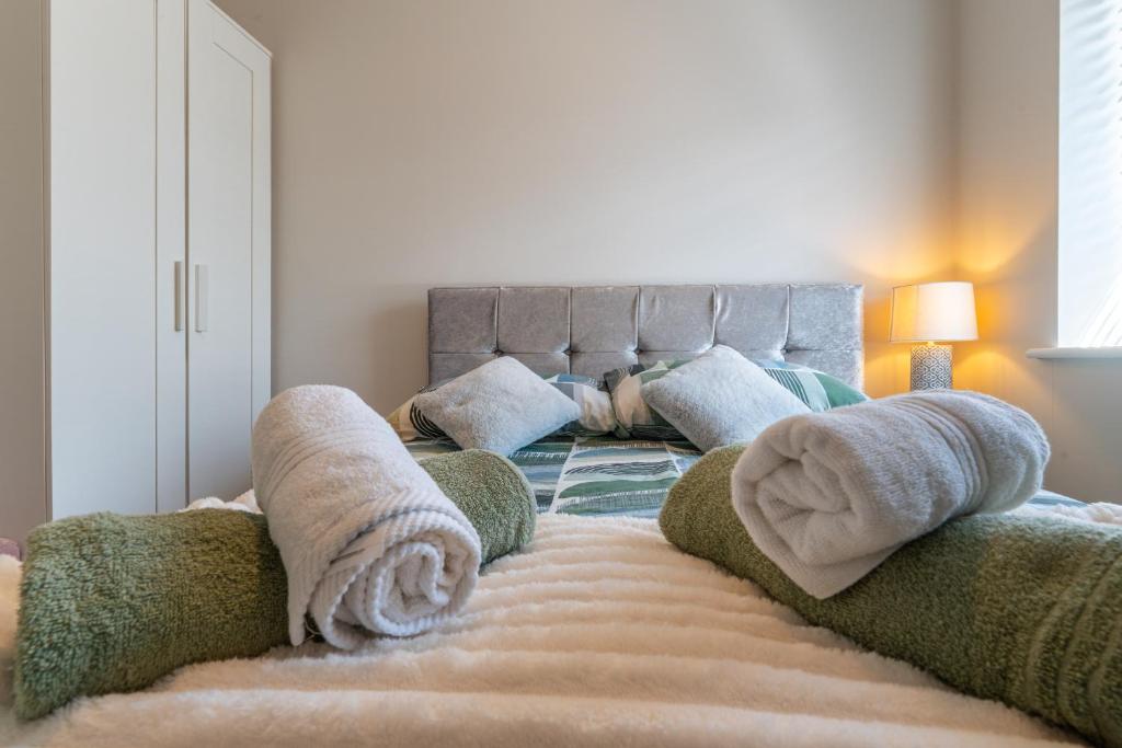 Walk To Airport - 3 Bedrooms x2 Driveway - EV Charging - Washer & Dryer photo