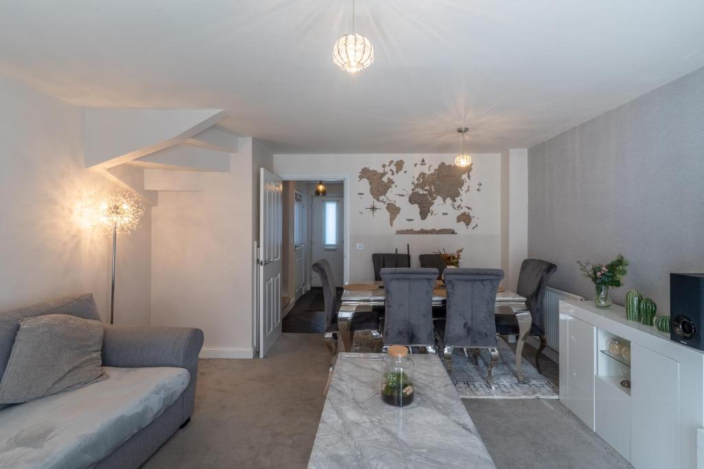 Walk To Airport - 3 Bedrooms x2 Driveway - EV Charging - Washer & Dryer photo
