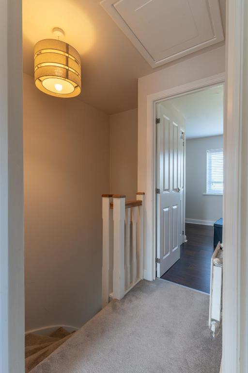 Walk To Airport - 3 Bedrooms x2 Driveway - EV Charging - Washer & Dryer photo