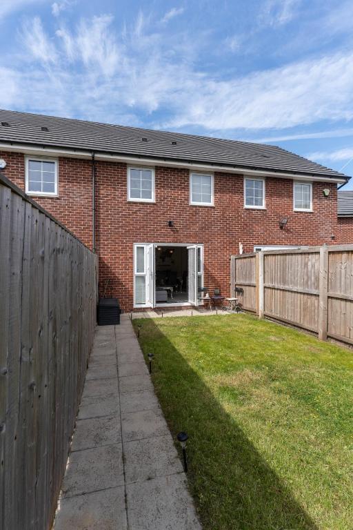 Walk To Airport - 3 Bedrooms x2 Driveway - EV Charging - Washer & Dryer photo