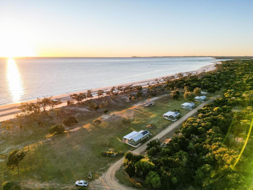 une vue aérienne d'une plage et de l'océan dans l'établissement Cottage 2 Cape Keppel Beach, à Curtis Island