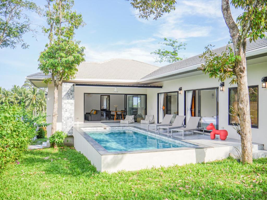 una piscina nel cortile di una casa di Tropical 4br Jungle View Villa Near Lamai Beach a Lamai Beach
