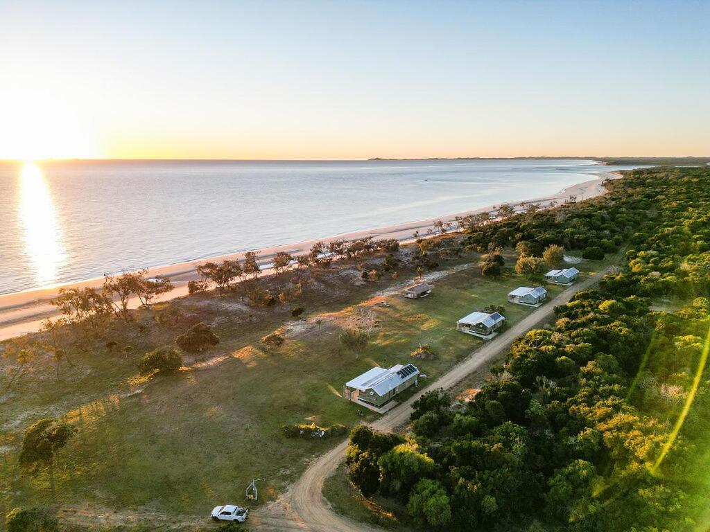 - une vue aérienne sur la plage et l'eau dans l'établissement Cottage 3 Cape Keppel Beach, à Curtis Island