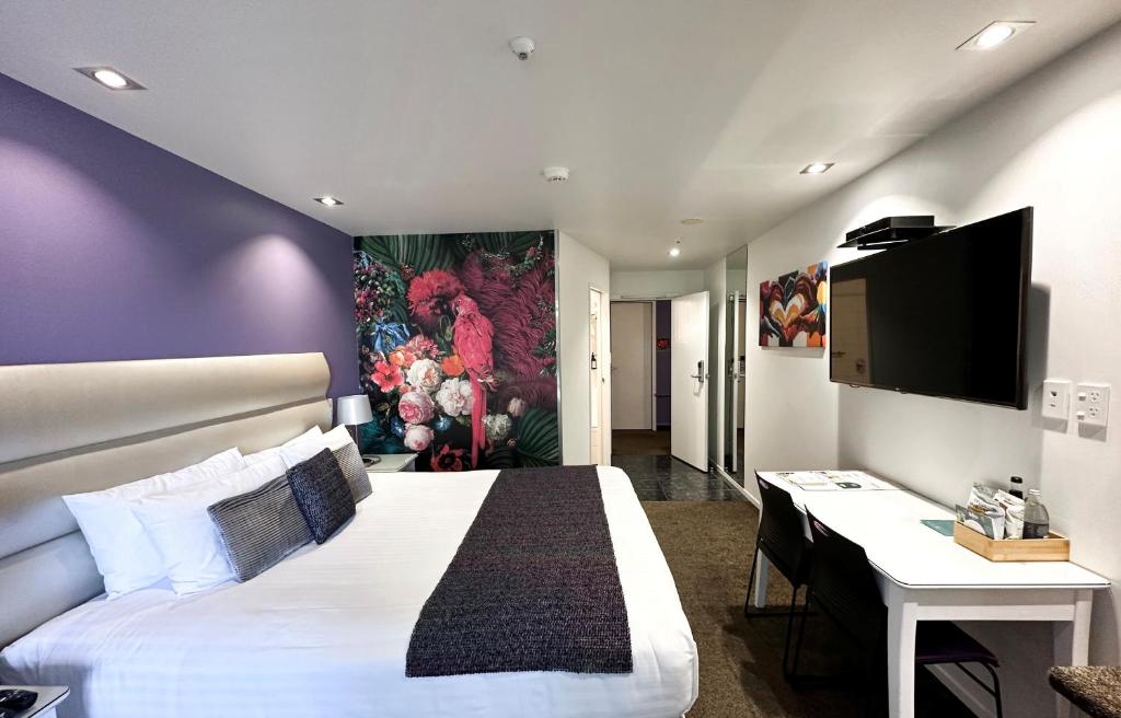 
Riverfront Studio with Spa Shower
