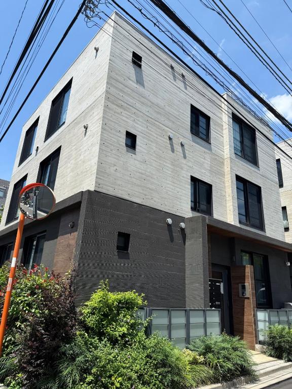 Shibuya Simplex 3F, sunlight and 2 beds