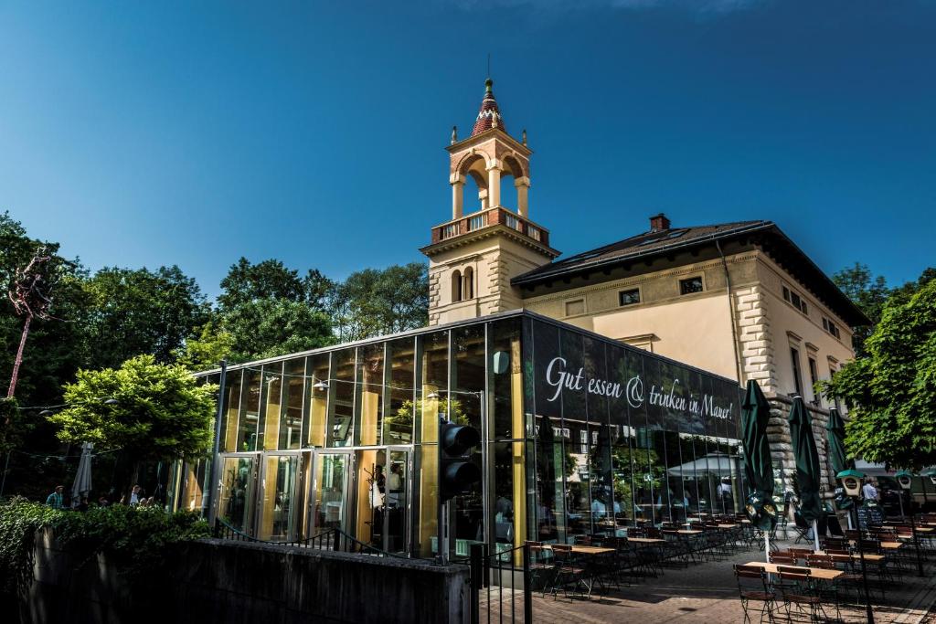 ウィーンにあるGösser Schlösslの時計塔のある建物前の店舗