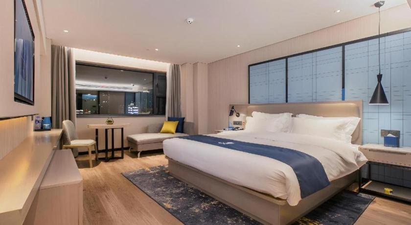Postel nebo postele na pokoji v ubytování Echarm Hotel Wuhan Huangpi Xiangyang Avenue