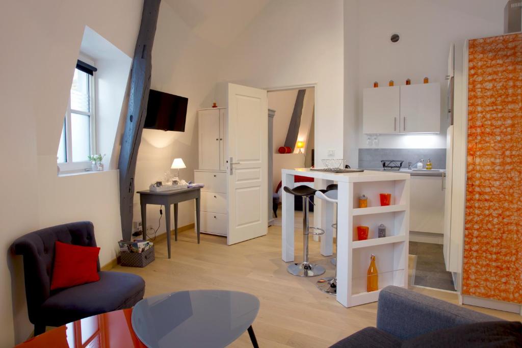 un piccolo soggiorno con cucina e tavolo di Git'Appart au bord de Loire a Tours
