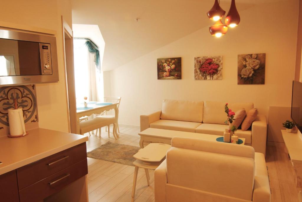 sala de estar con sofá y mesa en Zin D Home Otel Cekmeköy, en Estambul