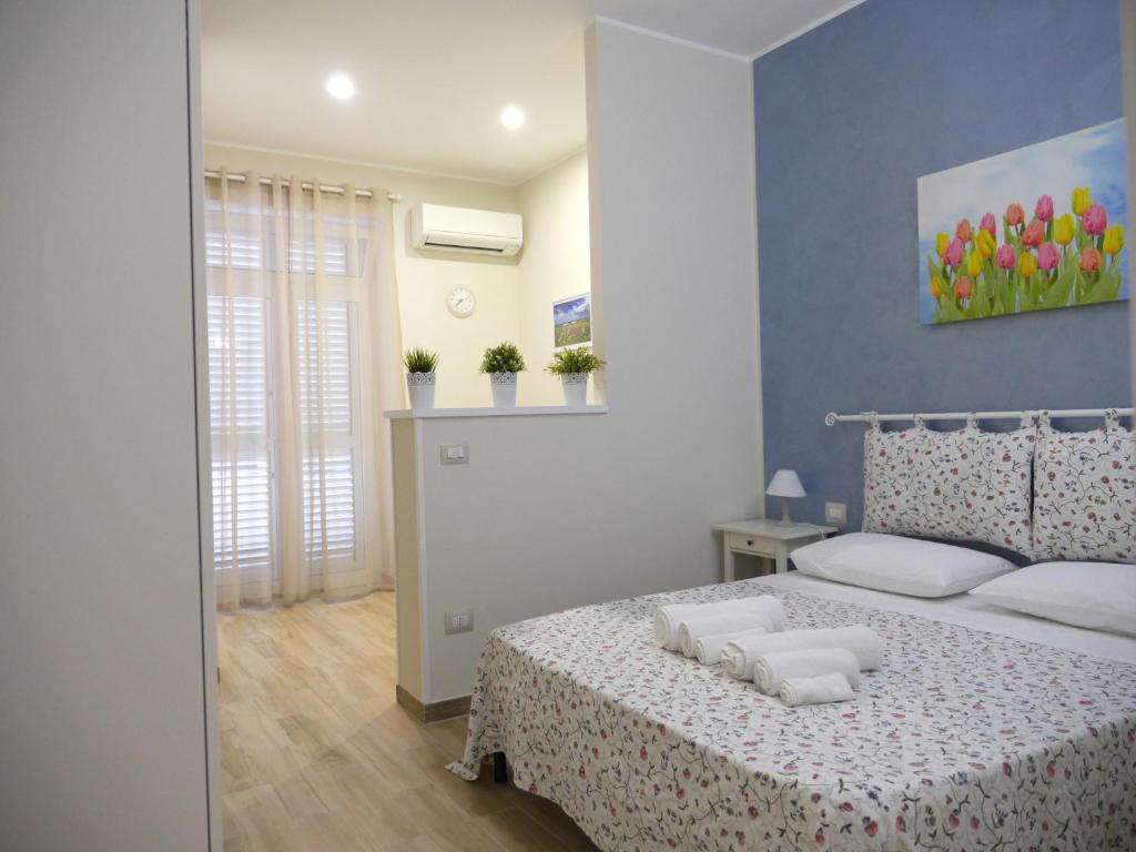 1 dormitorio con 1 cama con almohadas blancas en Welcome Holiday House, en Polignano a Mare