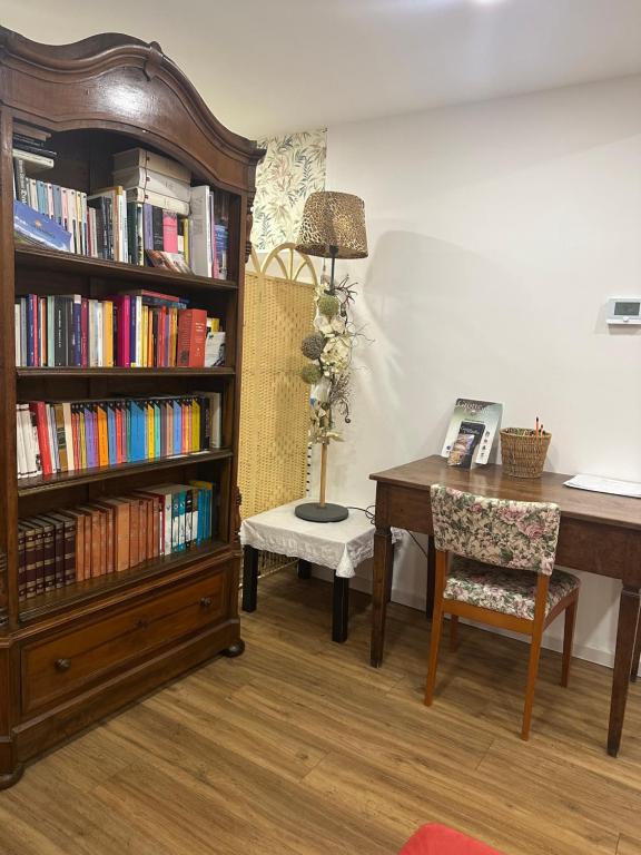 Zimmer mit einem Schreibtisch und einem Bücherregal mit Büchern in der Unterkunft la Casa sul Corso -- alloggio turistico -- appartamento open space in Torricella Peligna