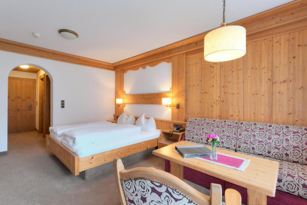 Postel nebo postele na pokoji v ubytování Hotel Troschana
