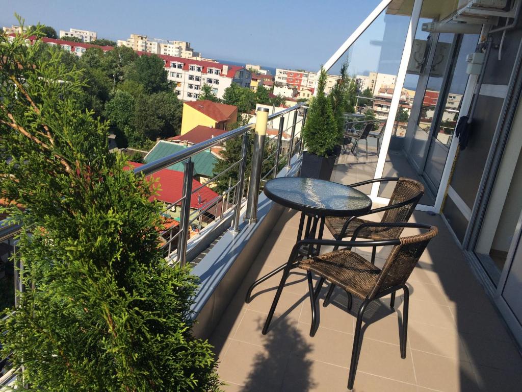 コンスタンツァにあるAri Apartment Bulevardul Mamaiaの景色を望むバルコニー(テーブル、椅子付)